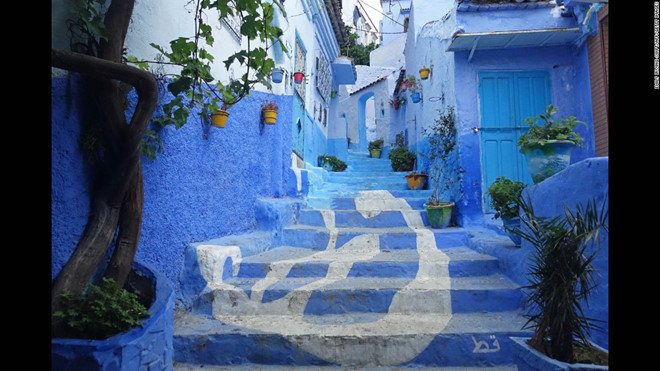 Thị trấn Chefchouen ở Morocco nổi tiếng với những bức tường được sơn màu xanh và những con đường như mê cung